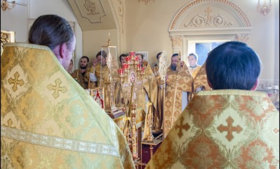 Божественная литургия на Архиерейском подворье — в храме во имя святого апостола и евангелиста Иоанна Богослова при СПДС