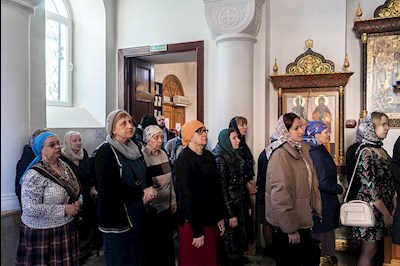 Литургия Преждеосвященных Даров на Архиерейском подворье – в храме в честь иконы Божией Матери «Утоли моя печали» г. Саратова