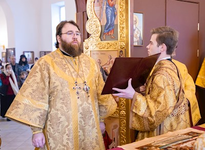 Митрополит Игнатий совершил Божественную литургию в храме святителя Николая Японского г. Саратова