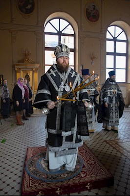 Митрополит Игнатий совершил вечернюю Литургию Преждеосвященных Даров в храме во имя святого апостола и евангелиста Иоанна Богослова при Саратовской православной духовной семинарии