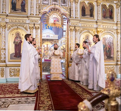 Митрополит Игнатий совершил Божественную литургию в Свято-Духовском соборе г. Саратова