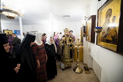 Митрополит Игнатий совершил Великое освящение Крестовоздвиженского подворья Свято-Алексиевского женского монастыря г. Саратова и Божественную литургию в новоосвященном храме