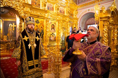Митрополит Игнатий совершил вечернюю Литургию Преждеосвященных Даров в Свято-Троицком кафедральном соборе г. Саратова