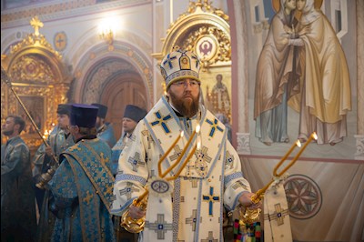 Митрополит Игнатий совершил Божественную литургию в Свято-Троицком кафедральном соборе Саратова