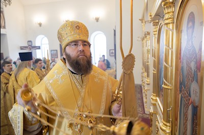 Митрополит Игнатий совершил Божественную литургию в Трехсвятительском храме г. Саратова