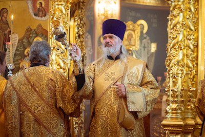 Митрополит Игнатий совершил Божественную литургию в Свято-Троицком кафедральном соборе Саратова