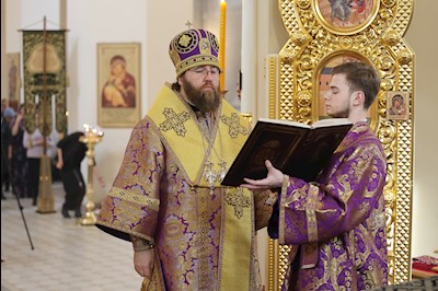 Митрополит Игнатий совершил Божественную литургию в соборном храме святителя Спиридона Тримифунтского г. Саратова