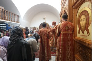 Божественная литургия и панихида в Свято-Никольском храме на Елшанском кладбище Саратова