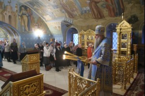 Вечернее богослужение с чтением акафиста Пресвятой Богородице в Свято-Троицком соборе Саратова