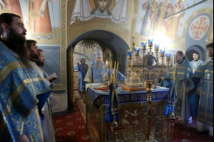 Божественная литургия в Свято-Троицком соборе Саратова