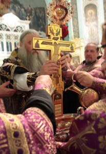 Всенощное бдение c Чином Воздвижения Креста в Духосошественском соборе города Саратова