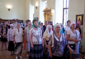Божественная литургия на Архиерейском подворье — храме во имя преподобного Серафима Саровского города Саратова