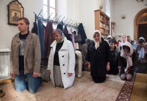 Литургия Преждеосвященных Даров, малое повечерие, утреня и первый час на Архиерейском подворье — храме во имя святых равноапостольных Кирилла и Мефодия при СГУ