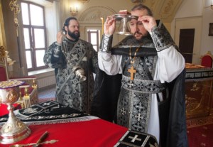 Литургия Преждеосвященных Даров на Архиерейском подворье — храме во имя святого апостола и евангелиста Иоанна Богослова при Саратовской православной духовной семинарии