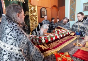 Вечерня с выносом Плащаницы Спасителя в храме в честь Сошествия Святого Духа города Саратова