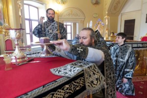 Литургия Преждеосвященных Даров на Архиерейском подворье — в храме во имя святого апостола и евангелиста Иоанна Богослова при СПДС