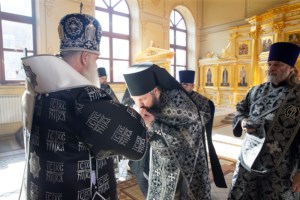 Литургия Преждеосвященных Даров на Архиерейском подворье — в храме святого апостола и евангелиста Иоанна Богослова