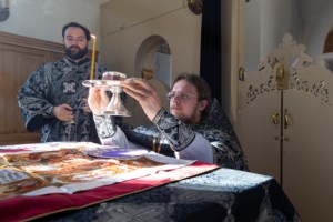 Литургия Преждеосвященных Даров, малое повечерие и утреня Великого Четвертка на Архиерейском подворье — в храме во имя святых равноапостольных Мефодия и Кирилла при СГУ