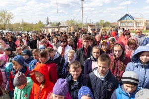 Митрополит Лонгин освятил колокола Свято-Никольского храма села Октябрьский Городок