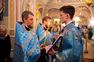 Митрополит Игнатий совершил вечернее богослужение с чтением акафиста Пресвятой Богородице в Свято-Троицком кафедральном соборе г. Саратова