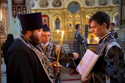 Митрополит Игнатий совершил великое повечерие с чтением Великого покаянного канона преподобного Андрея Критского в Покровском соборе г. Саратова