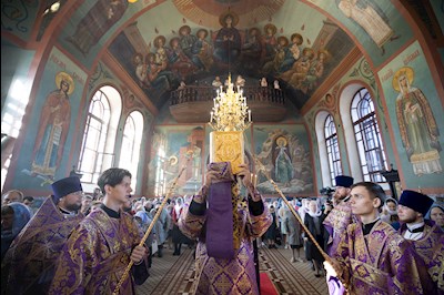 Митрополит Игнатий совершил Божественную литургию в Крестовоздвиженском храме г. Хвалынска