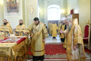 Божественная литургия в храме в честь Покрова Пресвятой Богородицы г.Саратова