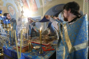Божественная литургия в Свято-Троицком соборе Саратова