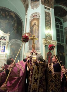 Всенощное бдение c Чином Воздвижения Креста в Духосошественском соборе города Саратова