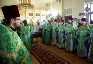 Божественная литургия на Архиерейском подворье — в храме во имя преподобного Серафима Саровского города Саратова