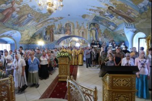 Епископ Пахомий совершил Божественную литургию в Свято-Троицком кафедральном соборе Саратова