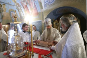 Митрополит Лонгин совершил Царские часы, Изобразительны, Великую вечерню и Крещальную литургию в Свято-Троицком кафедральном соборе Саратова