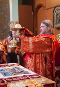 Архиепископ Элистинский и Калмыцкий Юстиниан совершил Божественную литургию и панихиду в Духосошественском храме г. Саратова
