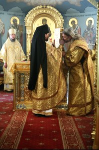 Митрополит Лонгин и Епископ Пахомий совершили Божественную литургию в Троицком соборе и молебен перед главной святыней Саратовской земли — образом Спаса Нерукотворного