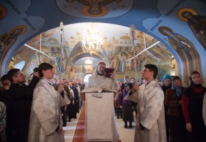 Божественная литургия и крещение оглашенных в Свято-Троицком кафедральном соборе Саратова