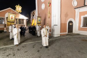 Митрополит Лонгин совершил пасхальное богослужение