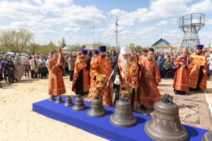 Митрополит Лонгин освятил колокола Свято-Никольского храма села Октябрьский Городок
