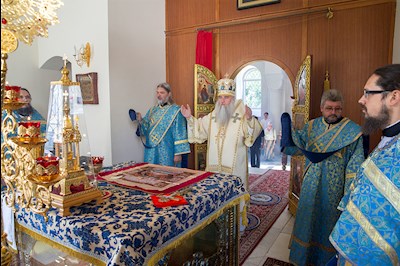 Божественная литургия на Архиерейском подворье — в храме в честь иконы Божией Матери «Утоли моя печали» г. Саратова