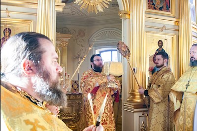 Божественная литургия на Архиерейском подворье — в храме во имя святого апостола и евангелиста Иоанна Богослова при СПДС