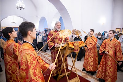 Митрополит Игнатий совершил Божественную литургию в Петропавловском храме Саратова