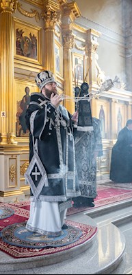 Митрополит Игнатий совершил вечернюю Литургию Преждеосвященных Даров в храме во имя святого апостола и евангелиста Иоанна Богослова при Саратовской православной духовной семинарии