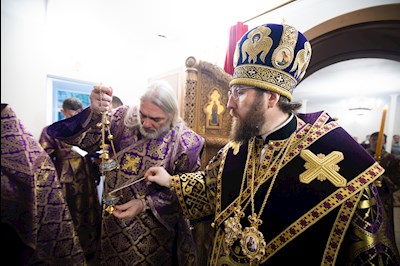 Митрополит Игнатий совершил Великое освящение Крестовоздвиженского подворья Свято-Алексиевского женского монастыря г. Саратова и Божественную литургию в новоосвященном храме