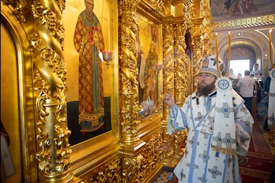 Митрополит Игнатий совершил Божественную литургию в Свято-Троицком кафедральном соборе Саратова