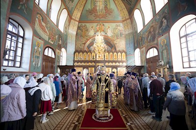 Митрополит Игнатий совершил Божественную литургию в Крестовоздвиженском храме г. Хвалынска