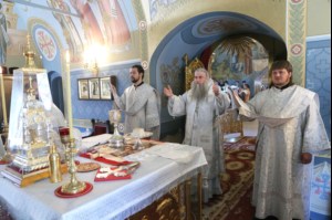 Крещальная литургия в Свято-Троицком соборе Саратова