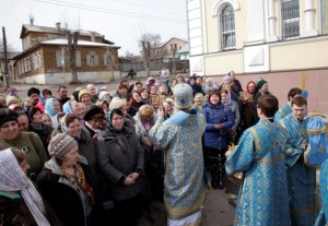 Вечерня в соединении с Божественной литургией свт. Иоанна Златоуста в храме в честь Благовещения Пресвятой Богородицы г.Вольска