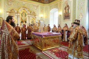 В Великий Четверг Митрополит Лонгин совершил Литургию Василия Великого и Чин умовения ног