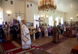 Божественная литургия на Архиерейском подворье — храме во имя преподобного Серафима Саровского города Саратова