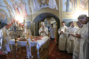 Митрополит Лонгин совершил Царские часы, Изобразительны, Великую вечерню и Крещальную литургию в Свято-Троицком кафедральном соборе Саратова