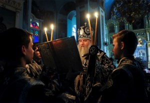 Митрополит Лонгин совершил вечерню с выносом Плащаницы